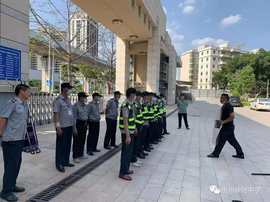 保安队员在教官指导下进行反恐防暴器械操作训练