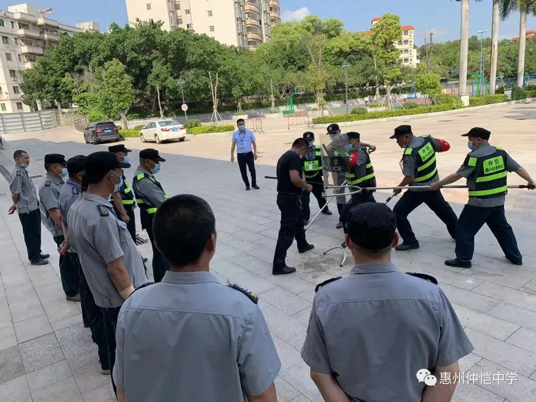 陈江派出所干警与仲恺中学保安队员交流指导