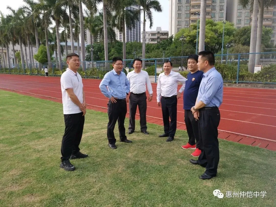 惠州仲恺中学校长张干丁向龙得泉副主任介绍足球队情况