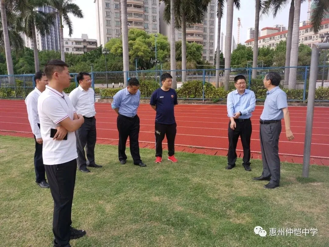 仲恺中学女子足球队队员们在训练