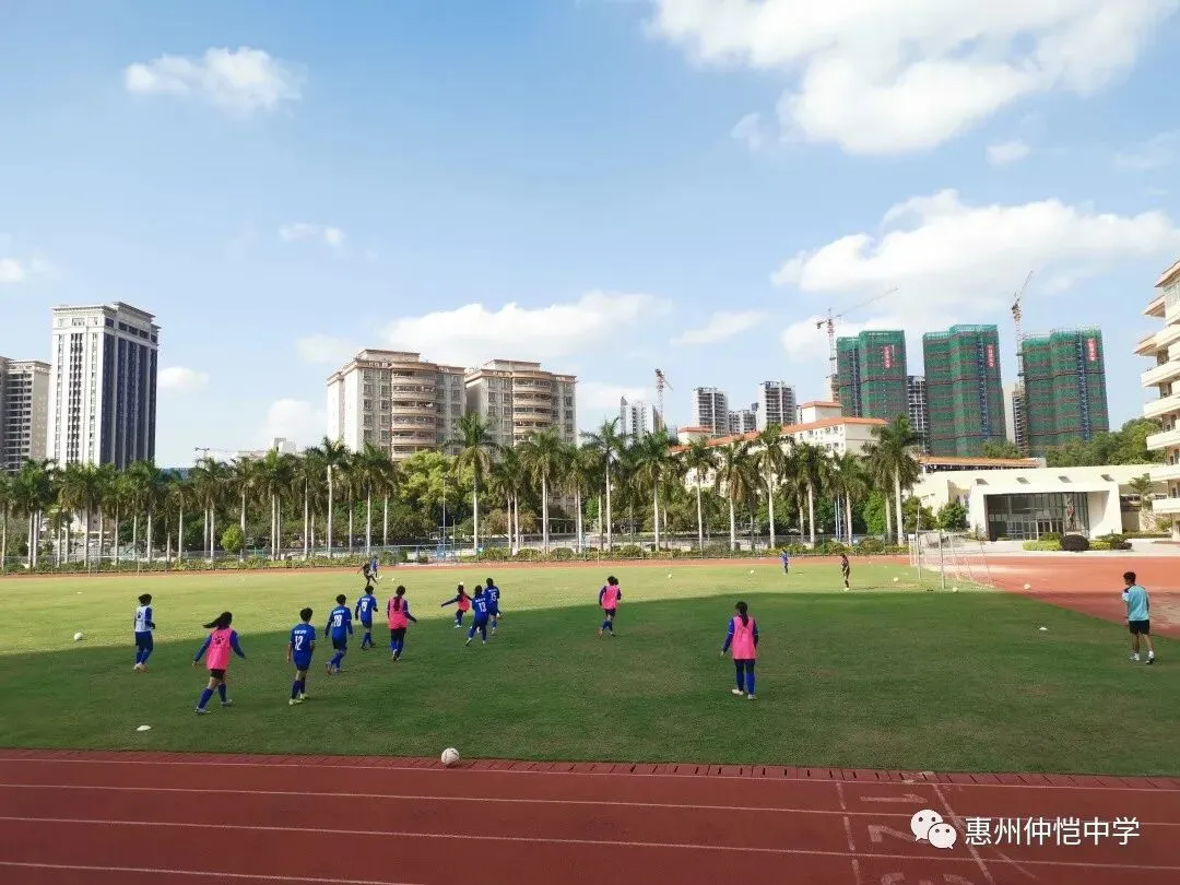 惠州仲恺中学女子足球队队员们刻苦训练,备战省运会