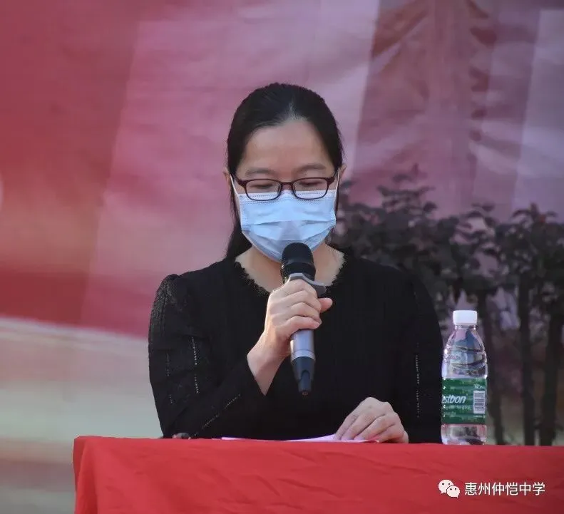 仲恺中学领导为一模考试优胜者颁发奖品