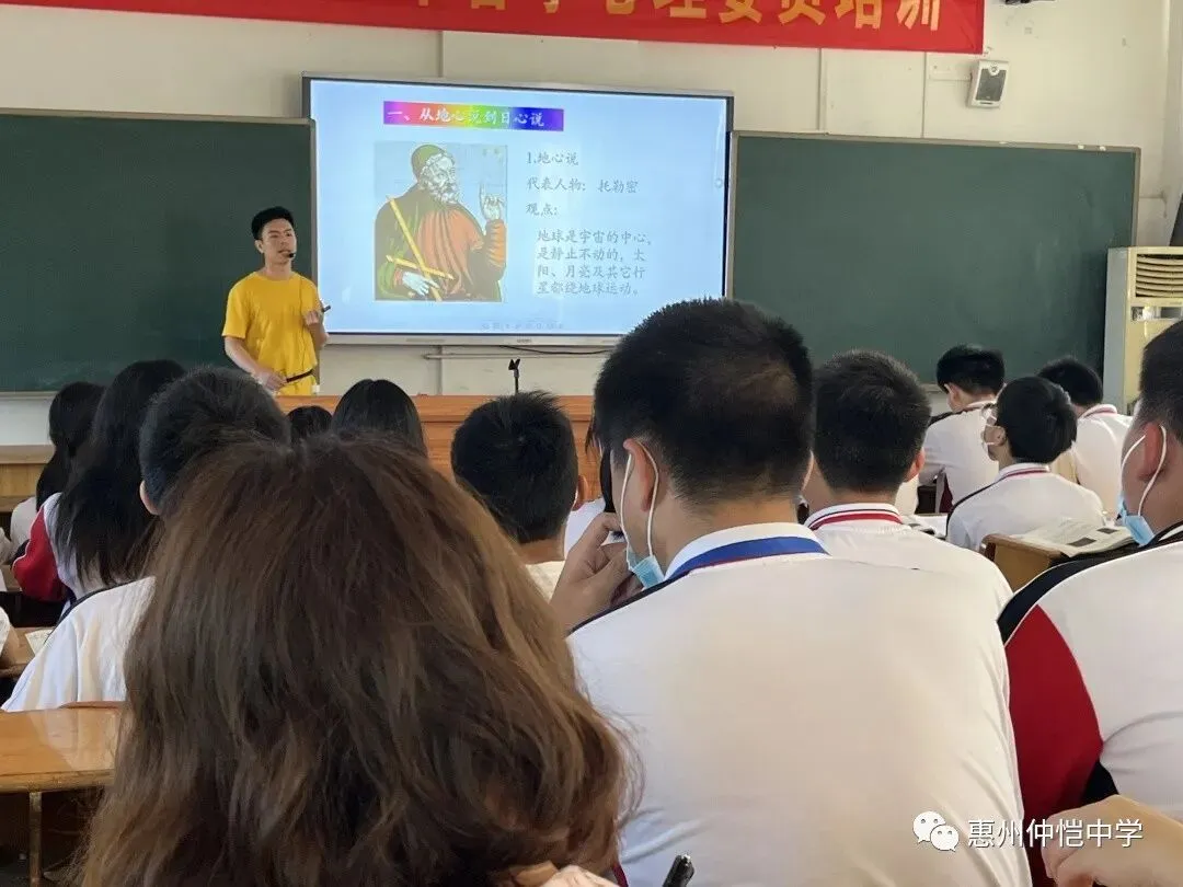 丁学港老师在课堂上进行讲解