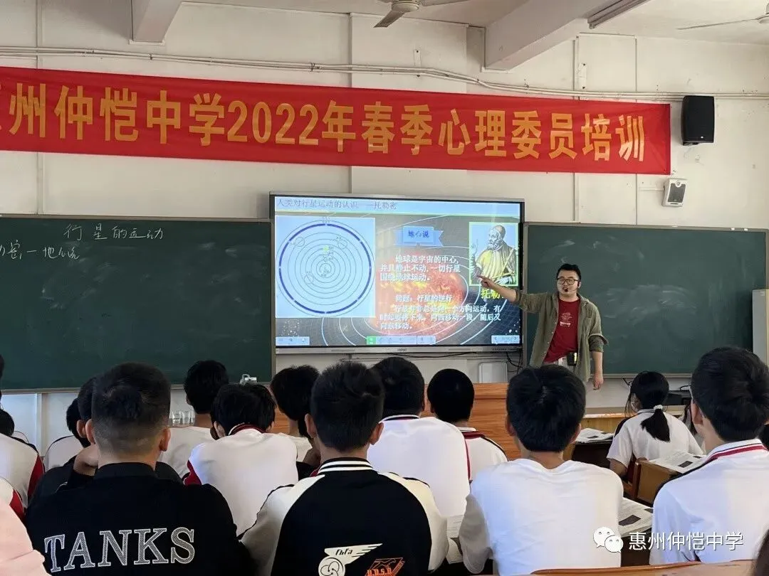 王银萍老师在进行实验演示