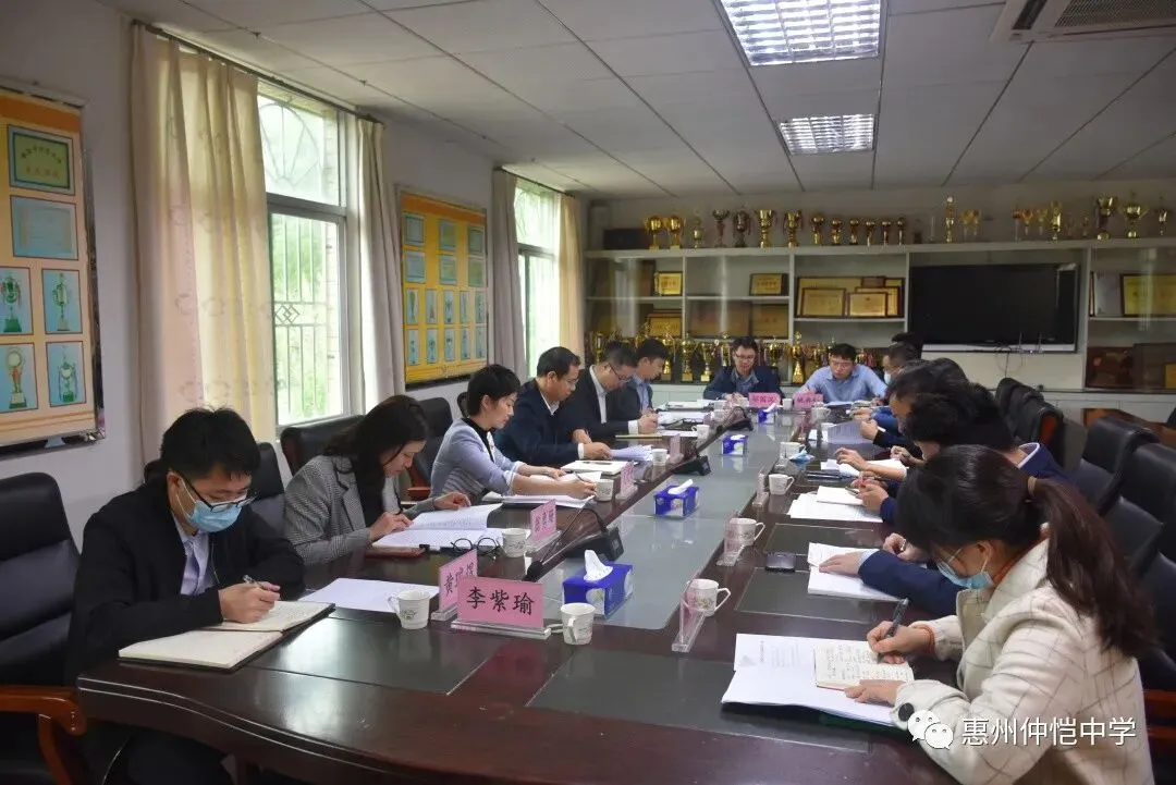 区委教育工委书记廖凤婷在座谈会上讲话