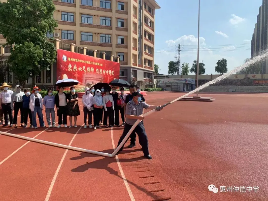 教职工积极参与灭火器使用演练