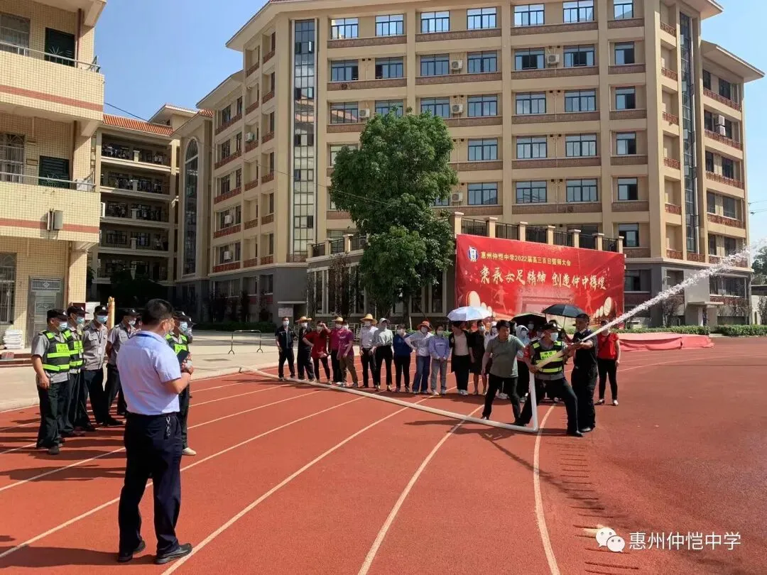 消防安全培训现场,教官指导参训人员操作消防器材