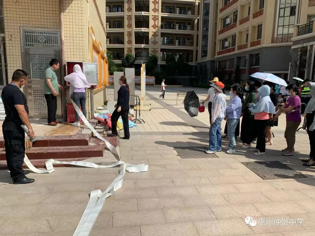 教职工学习水带连接和水枪操作