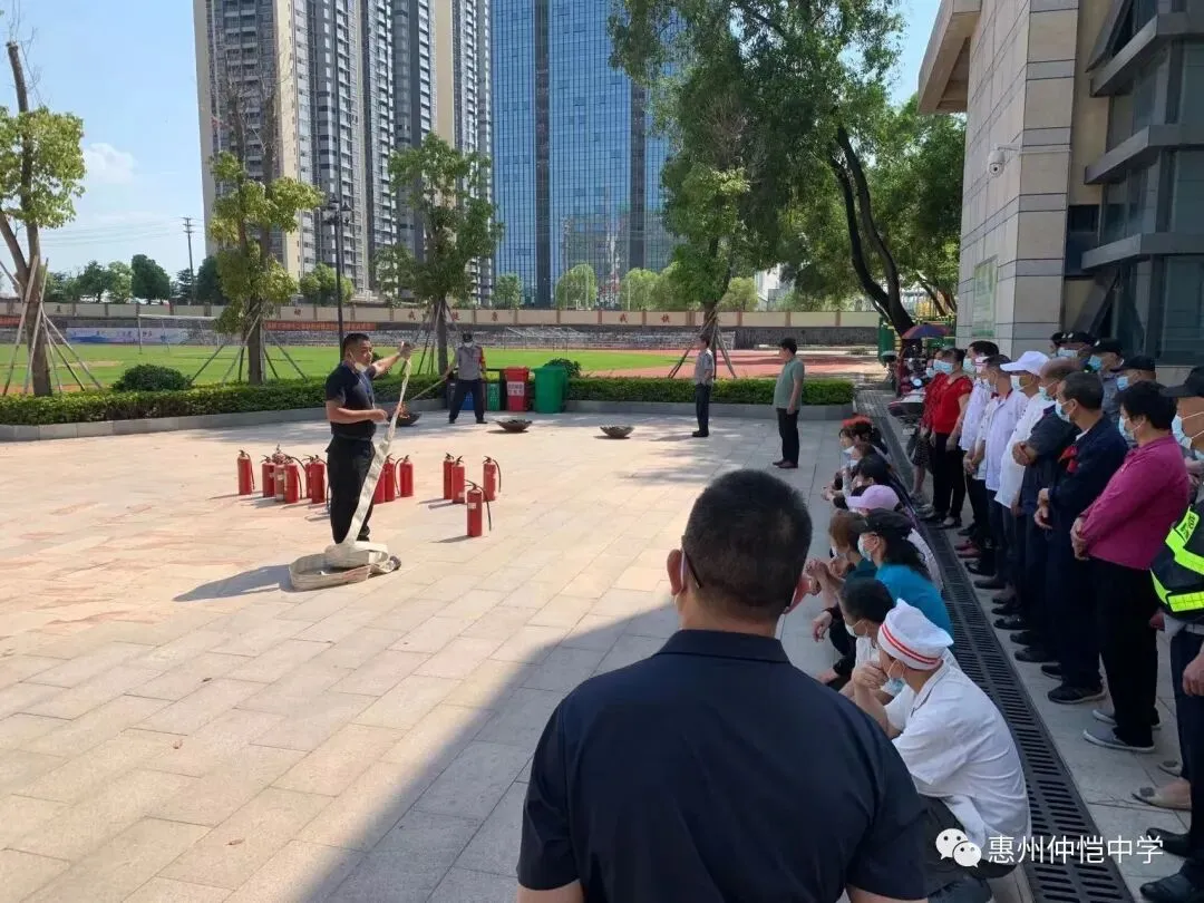 钟锦山副校长在消防安全培训会上作动员讲话