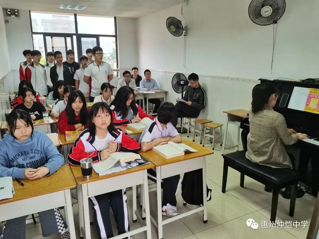 学生在体育场上进行田径训练的场景