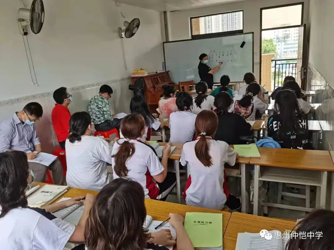 学生在音乐教室进行合奏练习的场景