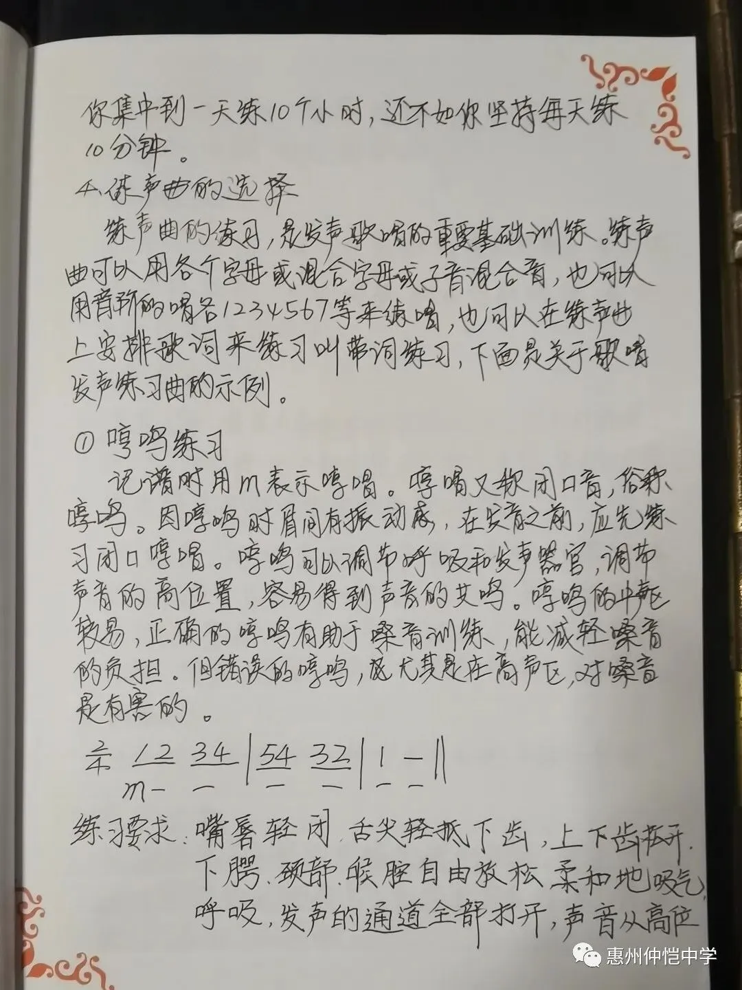 学生在美术教室进行版画创作的场景