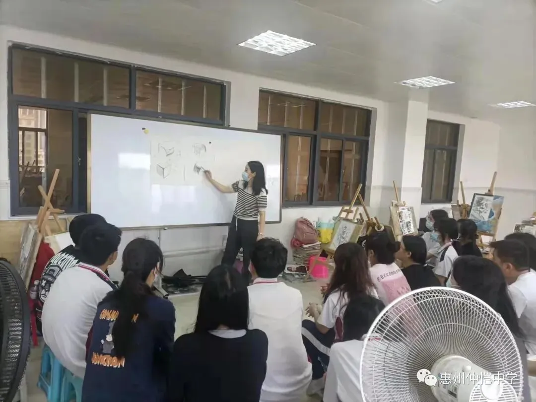 学生在体育课堂上积极参与训练的场景