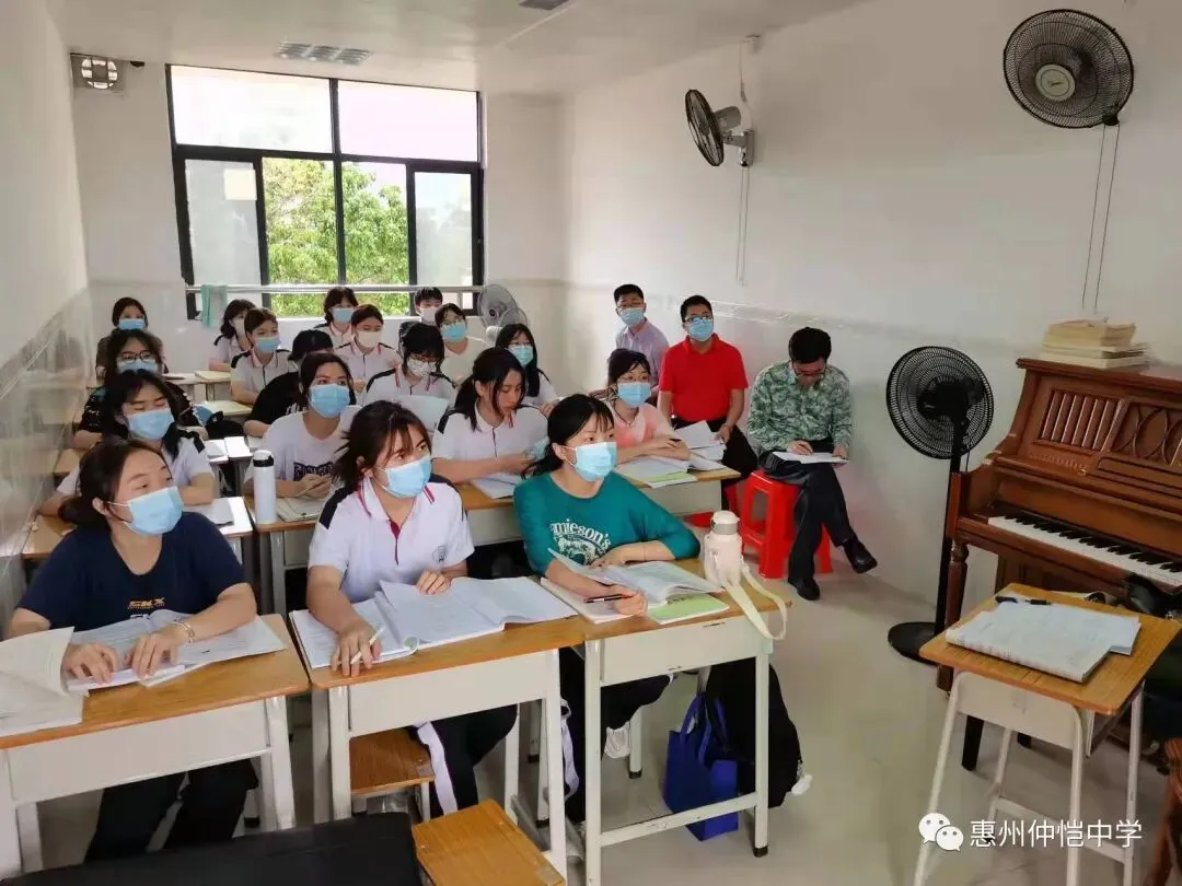 学生在音乐课堂上认真学习的场景