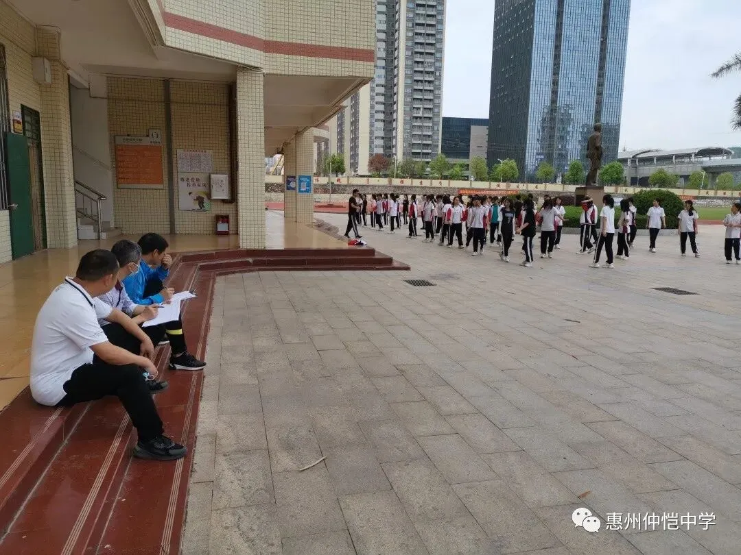 音体美学科教师认真备课的场景