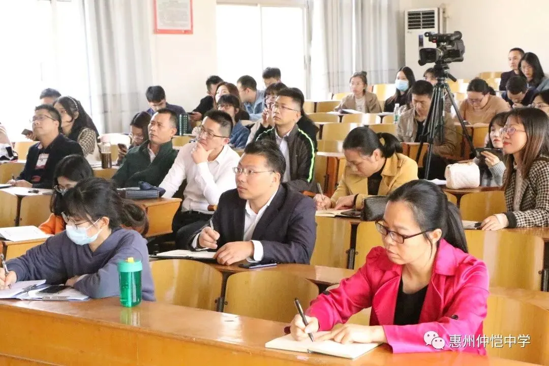李华华老师正在进行精彩的讲座