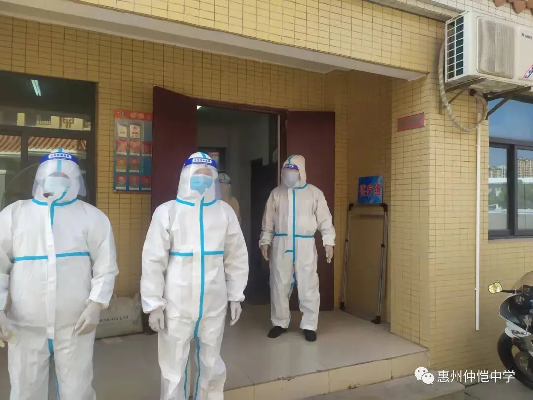 仲恺中学演练现场的秩序维护人员