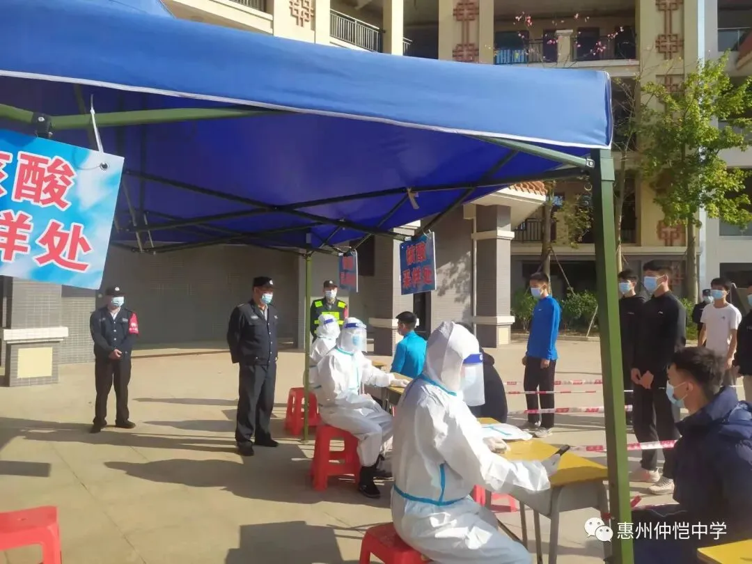 仲恺中学学生在医护人员指导下进行核酸采样