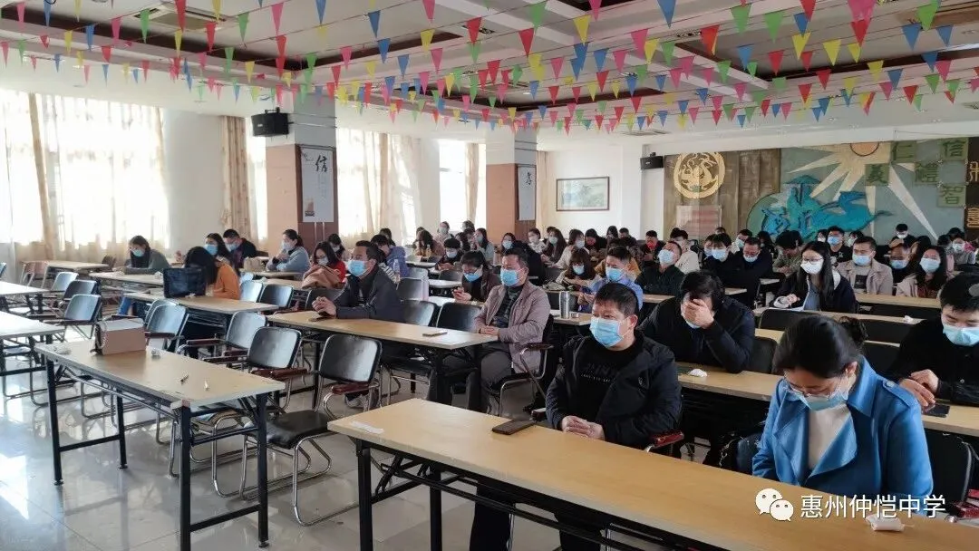 会议结束后教师合影留念