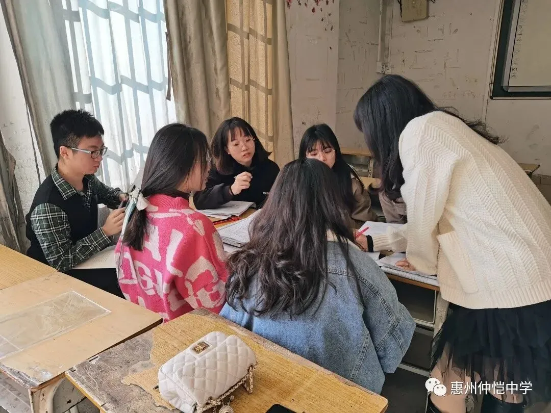 教师们认真观看教学案例视频