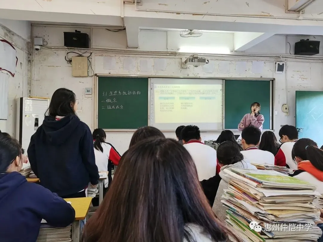 学生在课堂上积极互动