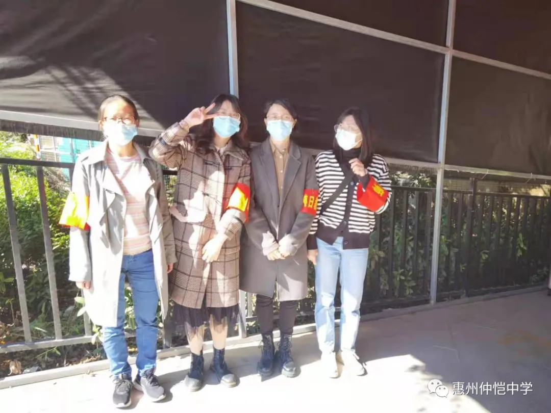 党员教师们认真负责地为学生提供帮助