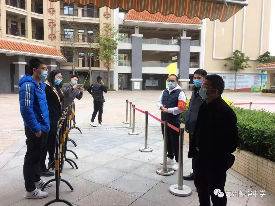 党员教师与学生家长亲切交流