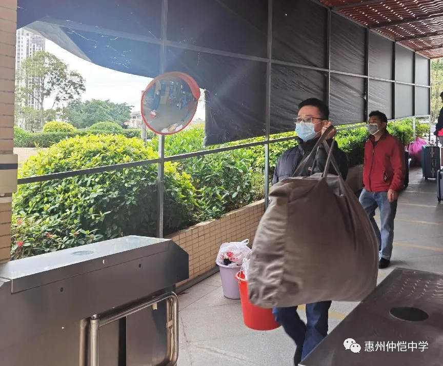 党员教师帮助学生搬运行李