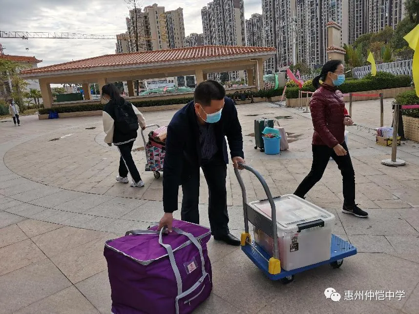 党员教师们在校园内进行志愿服务