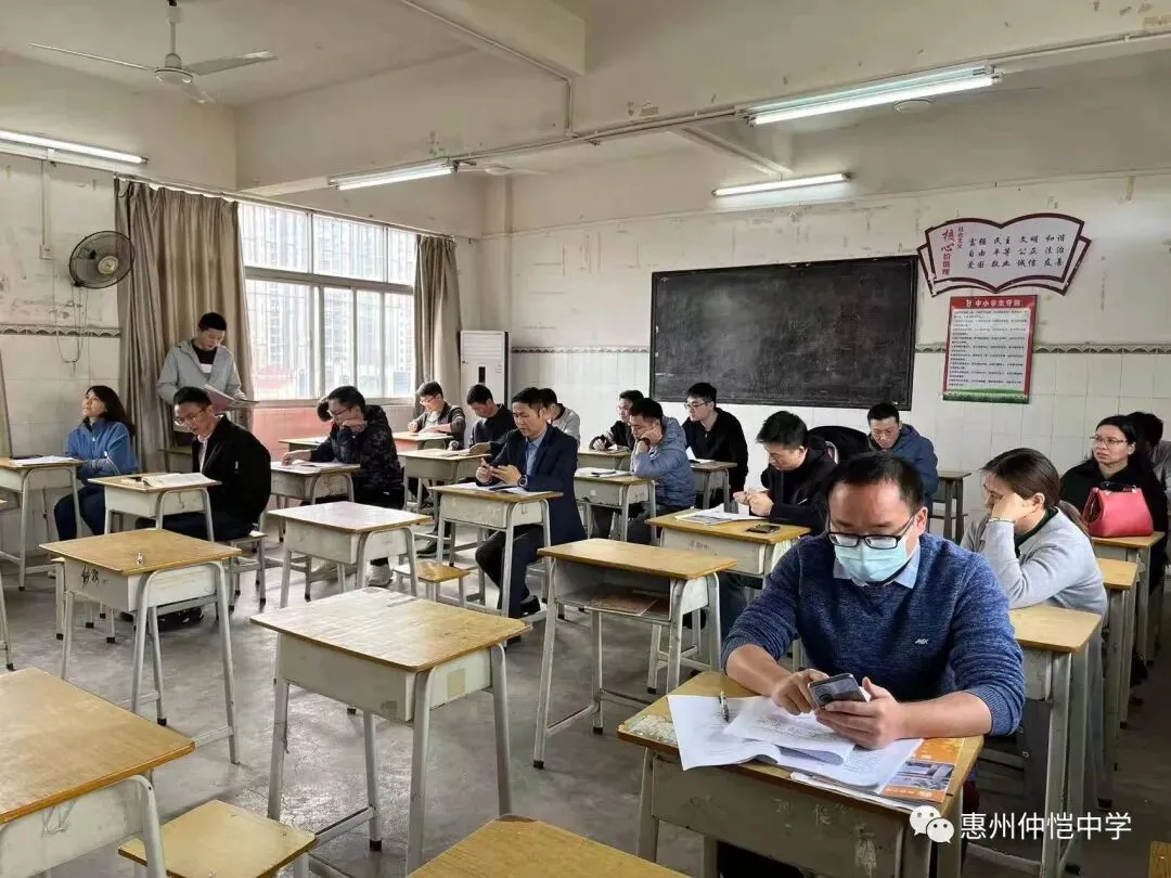 高二(4)班学生认真听讲的课堂场景