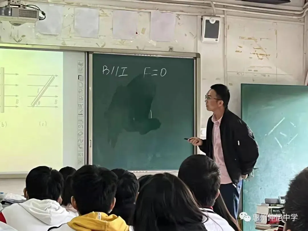 老师们在教研会议上积极发言讨论