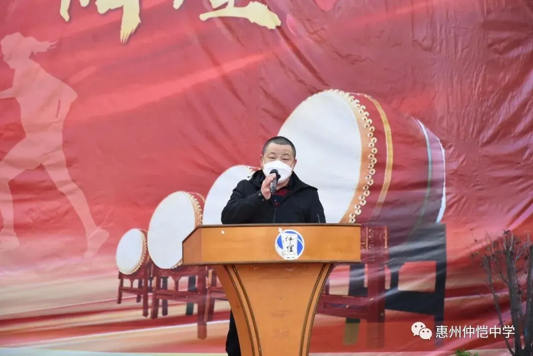 家长代表杨勇先生发言