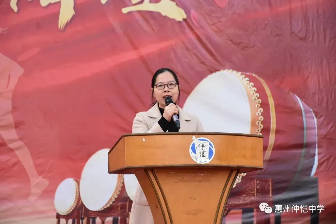 高三教师代表钟慧娟老师发言