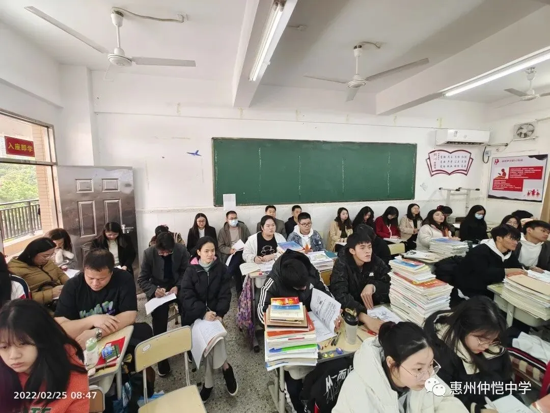 陈博老师在高三22班进行《历史唯物主义》主题调研课