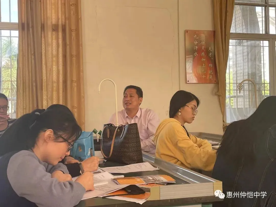 化学科组教师们在进行评课交流