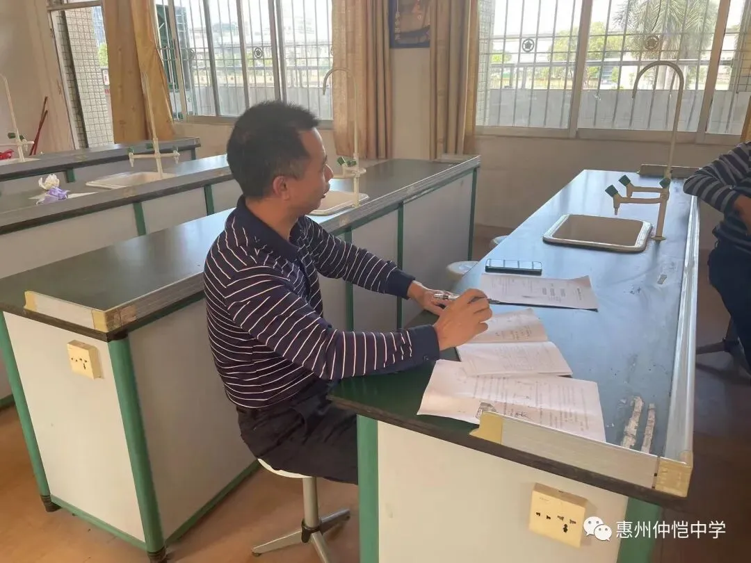 化学科组教师们认真听取评课意见