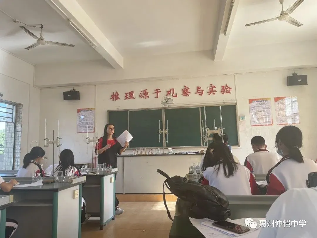 陈燕聪老师在进行酸碱中和滴定实验演示