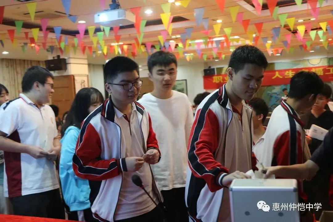 誓师大会结束后学生们