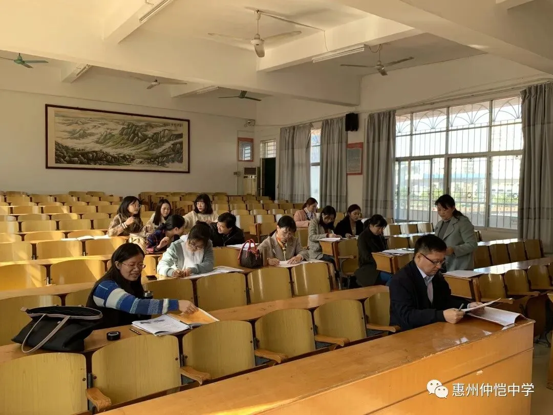 学生在课堂上积极展示学习成果