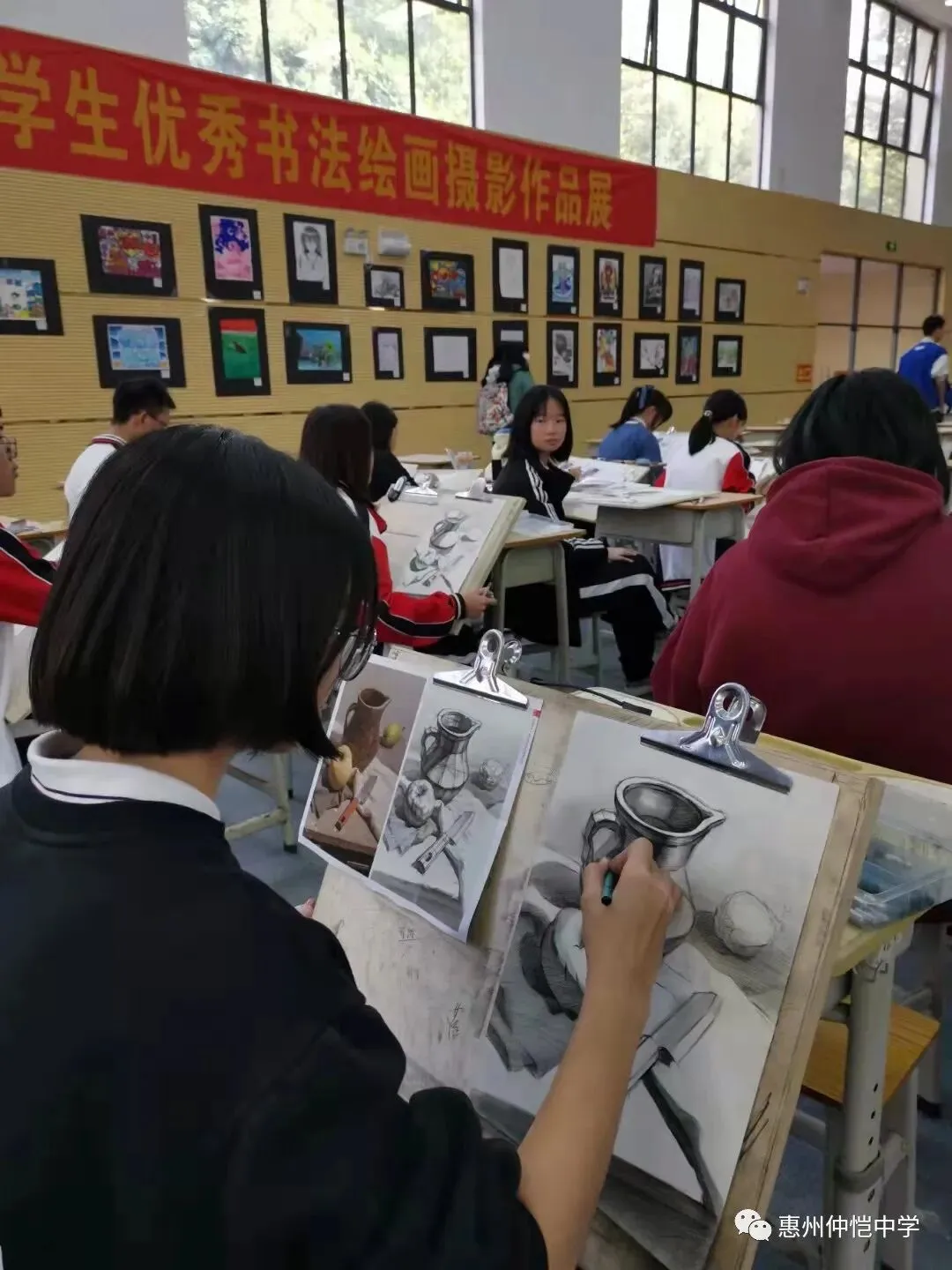 学生们全神贯注地进行书法创作