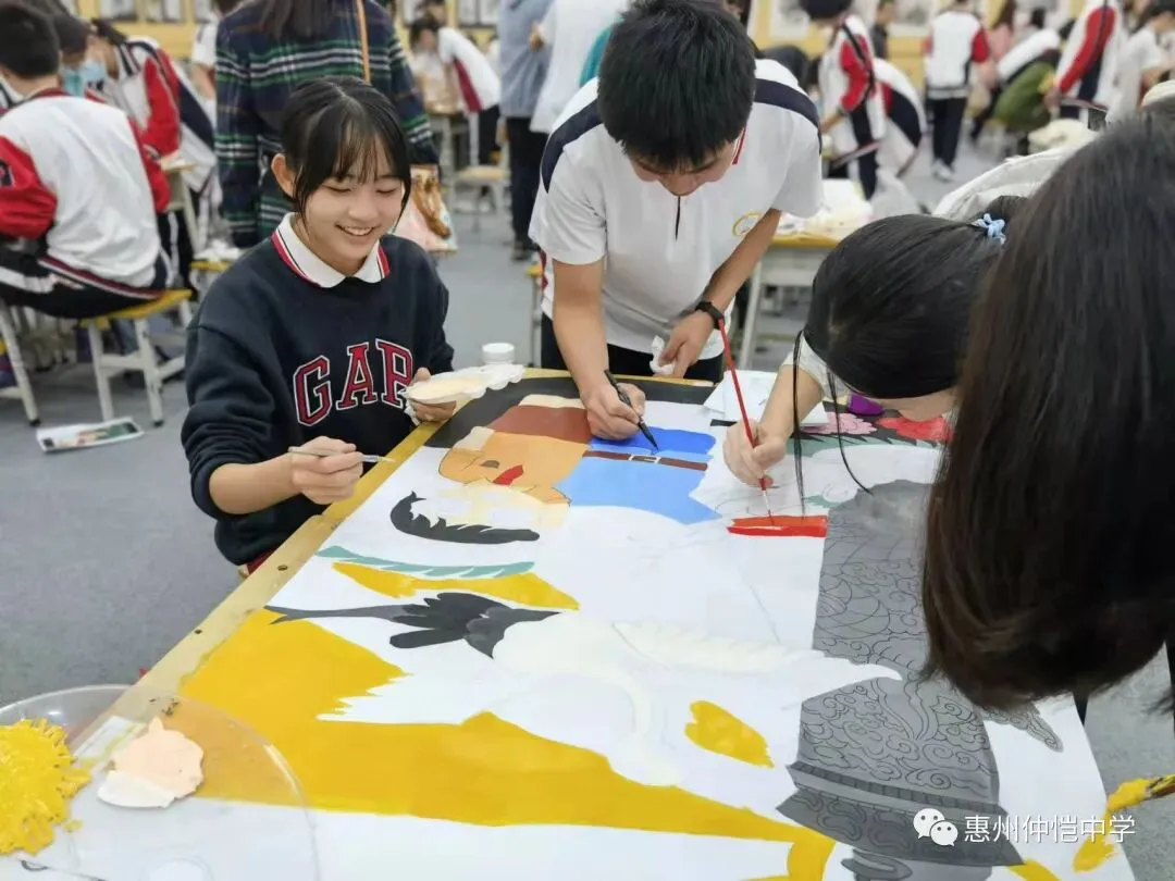 学生们在进行素描创作