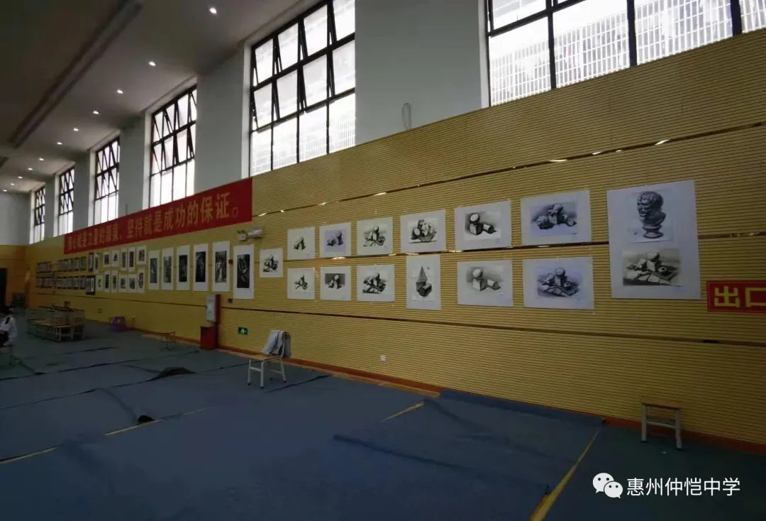 观众们在欣赏展出的优秀书画作品