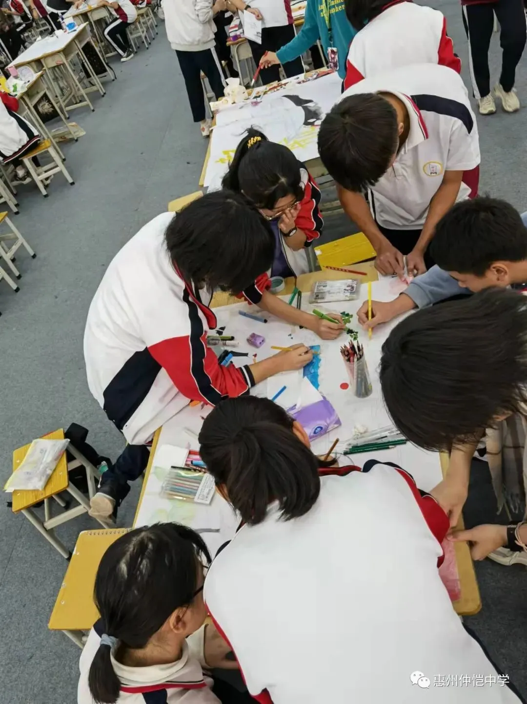 学生们在进行绘画创作