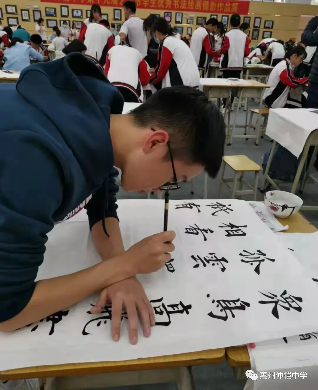 学生们在进行绘画创作
