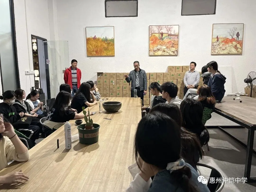 慰问现场,领导为学生送上橙子和牛奶