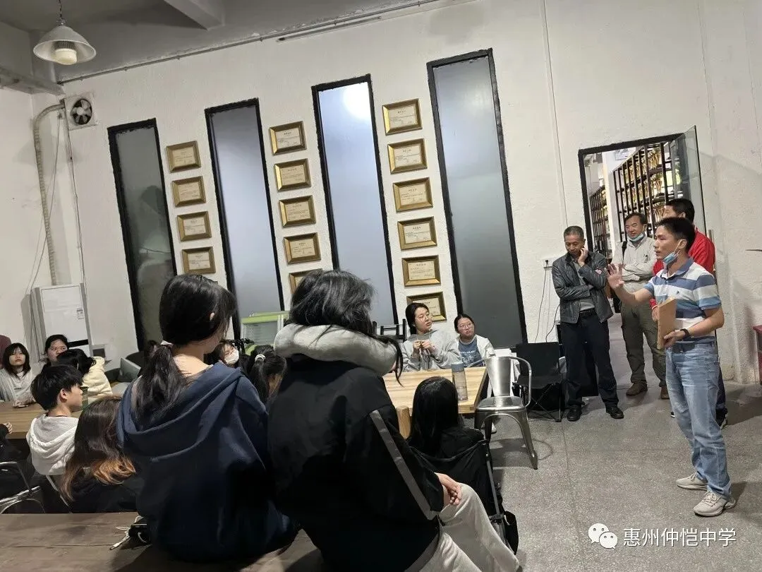 慰问现场,老师与学生亲切交流