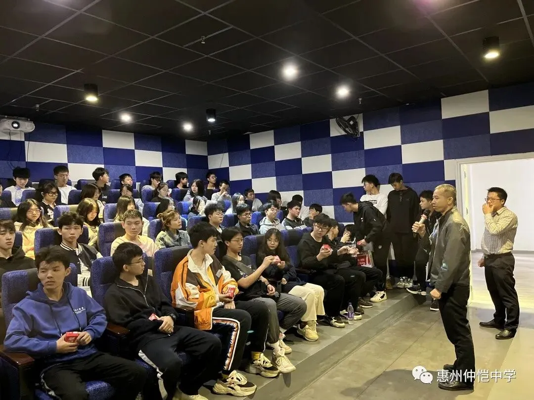 学生们认真聆听老师的教诲