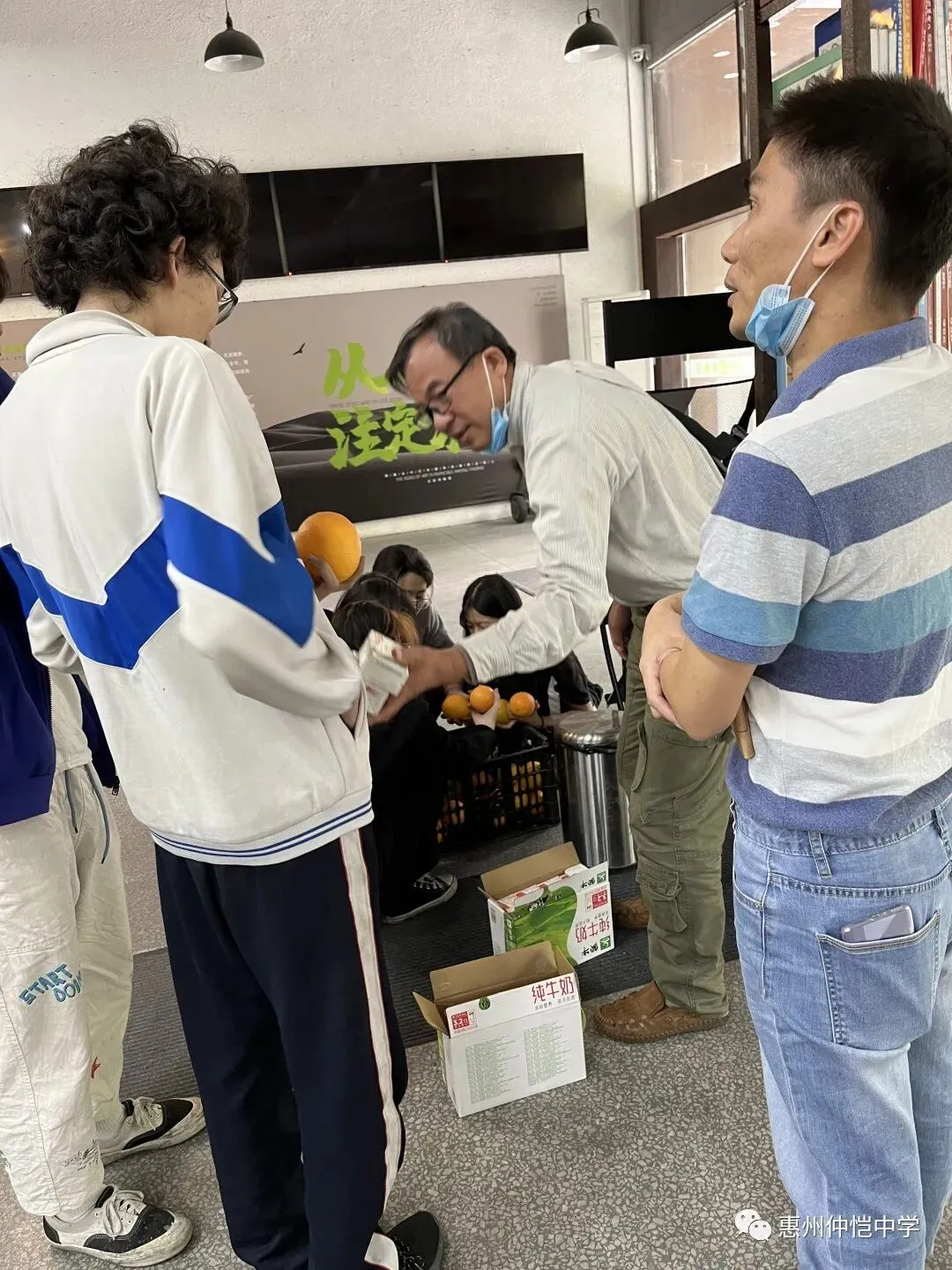 老师们认真分析学生的术科模拟考试成绩