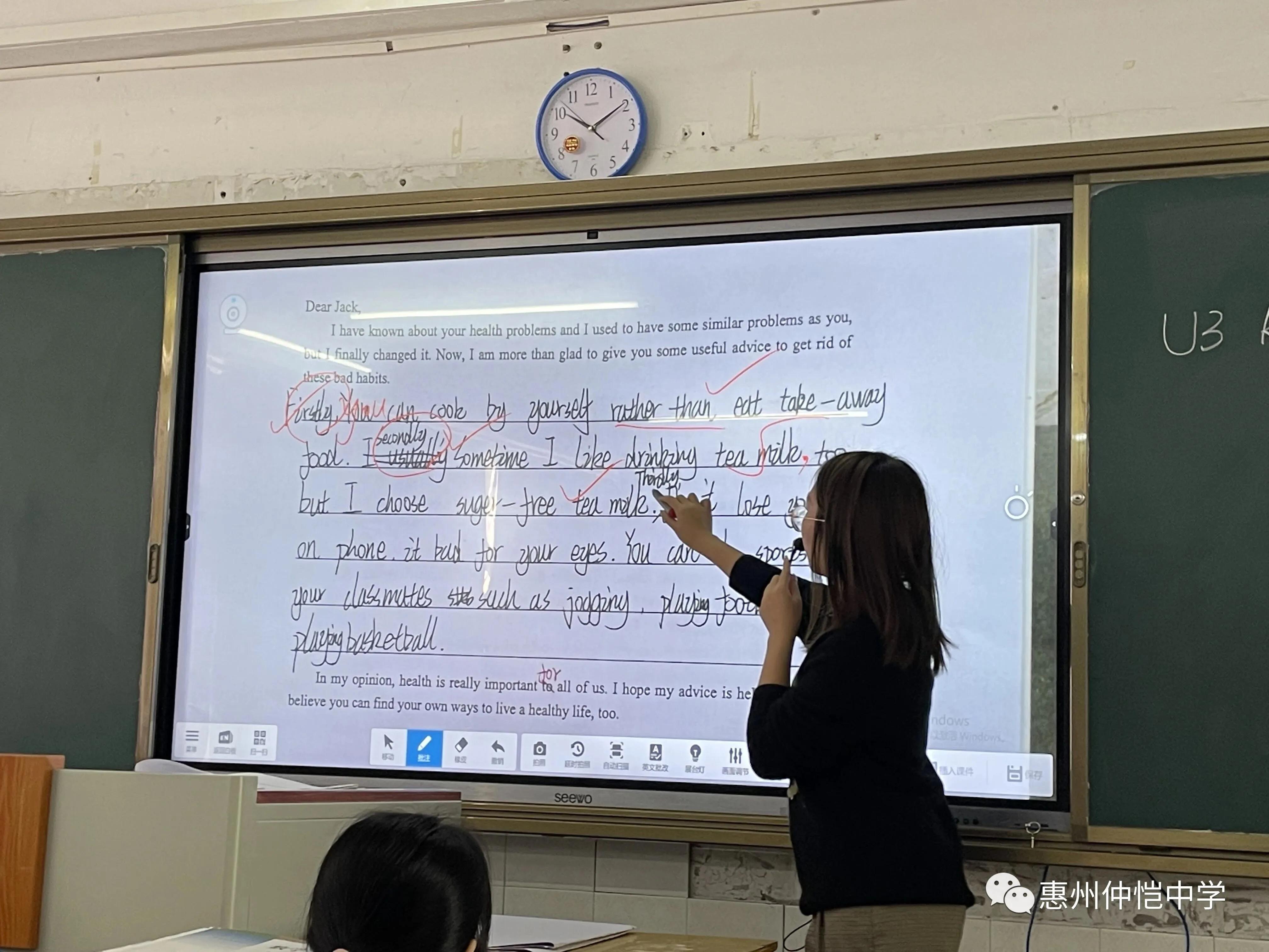 课堂互动场景,学生积极参与