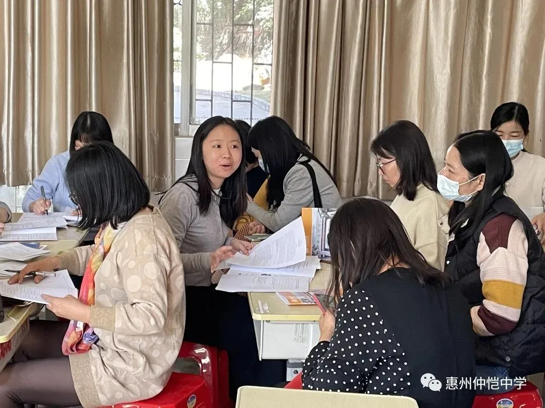 英语科组教师们进行评课议课